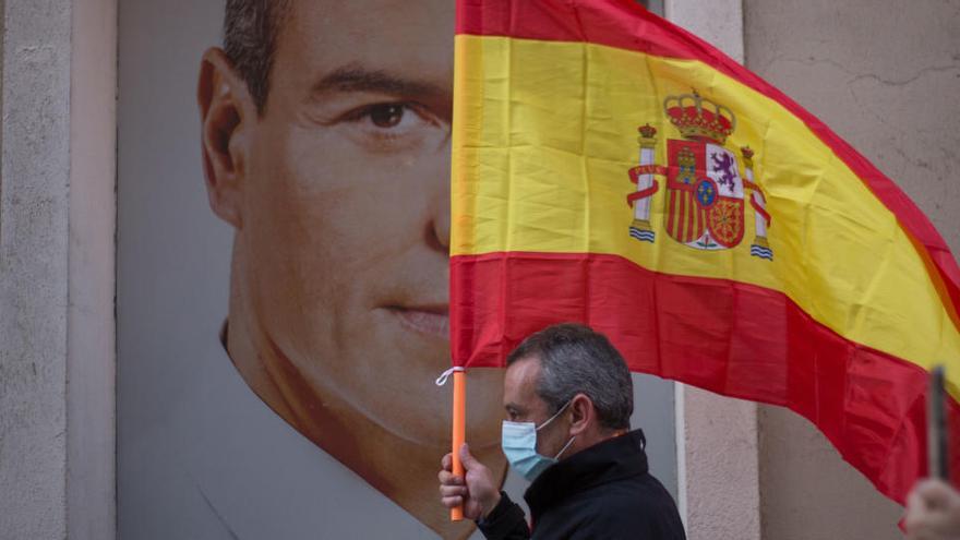Un manifestante frente a la sede del PSOE en Ferraz.