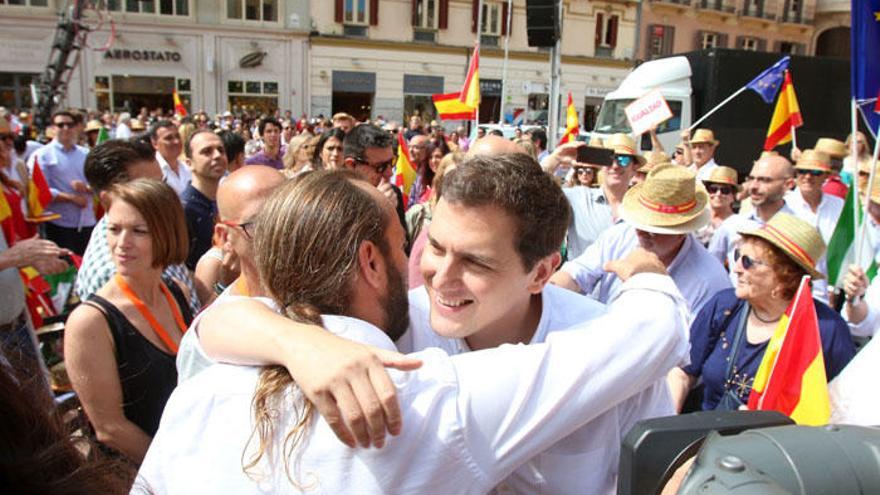 Juan Cassá y Albert Rivera se abrazan en el evento de Ciudadanos del sábado, 16 de julio.