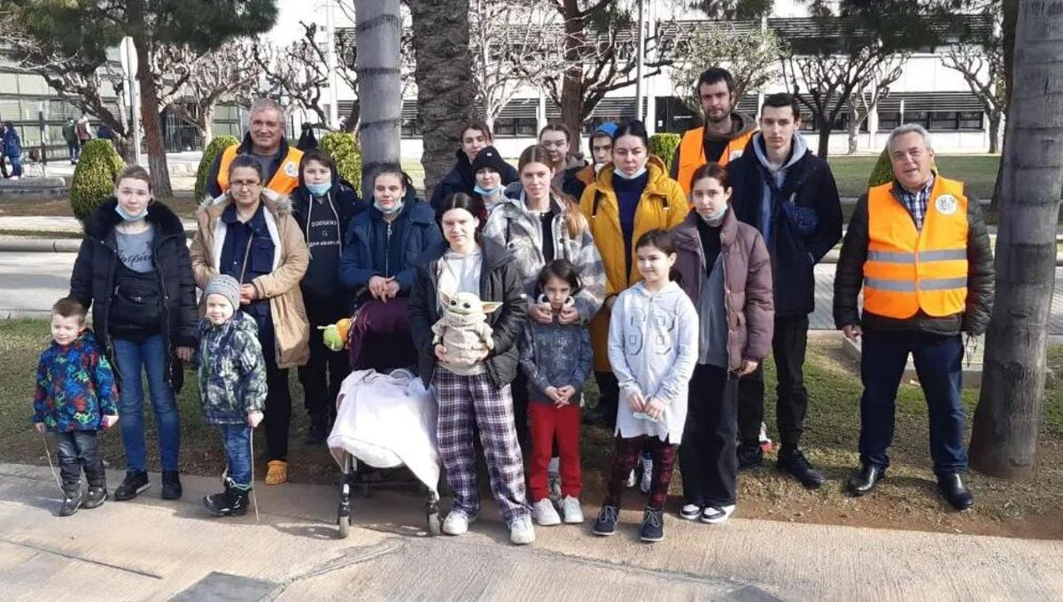 Los menores y sus familias junto a los voluntarios de Chernobileko Umeak.