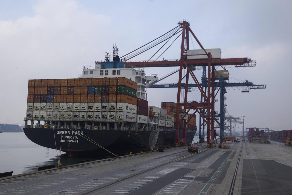 Un barco pontacontenedores ubicado en una de las terminales del puerto de València, este año.