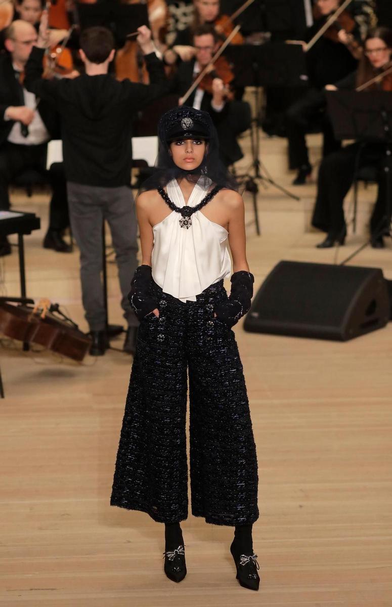 Look en blanco y negro del desfile de Chanel en Hamburgo