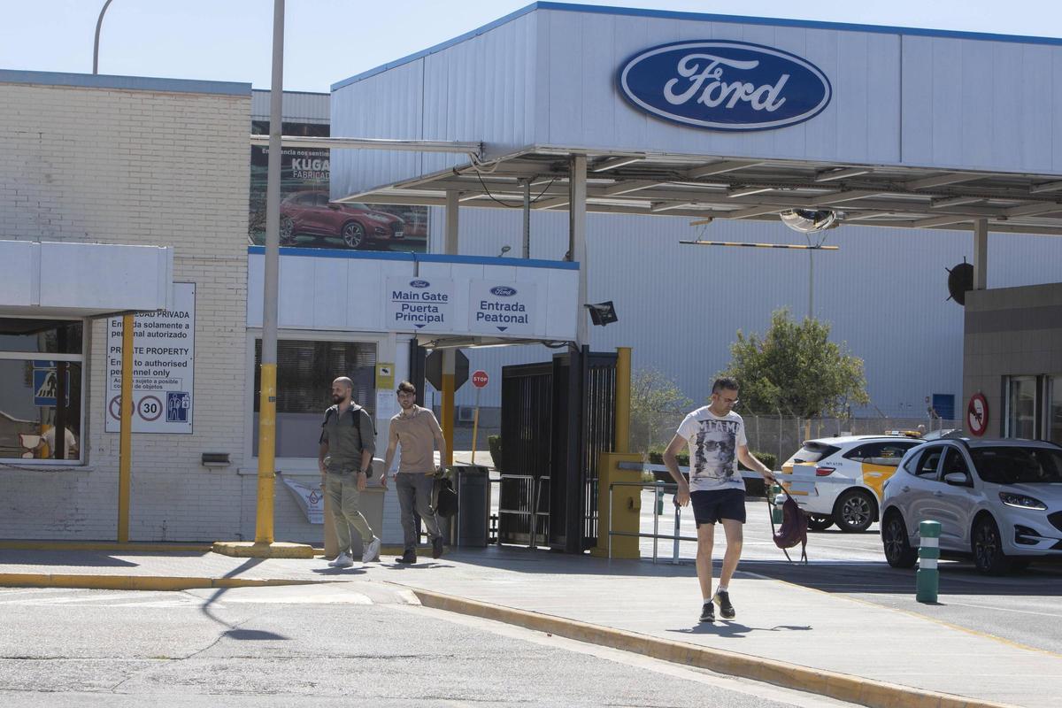 Salida de los trabajadores de Ford en una imagen de archivo