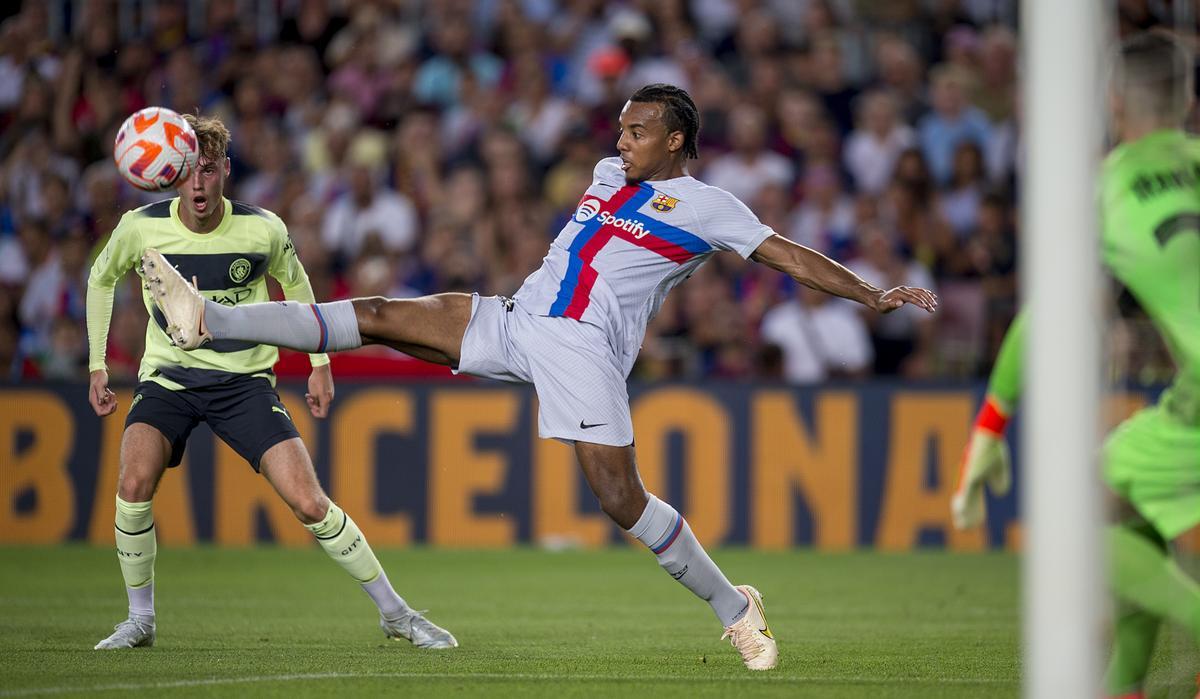 Koundé con la camiseta del Barça durante el partido contra el Manchester United.