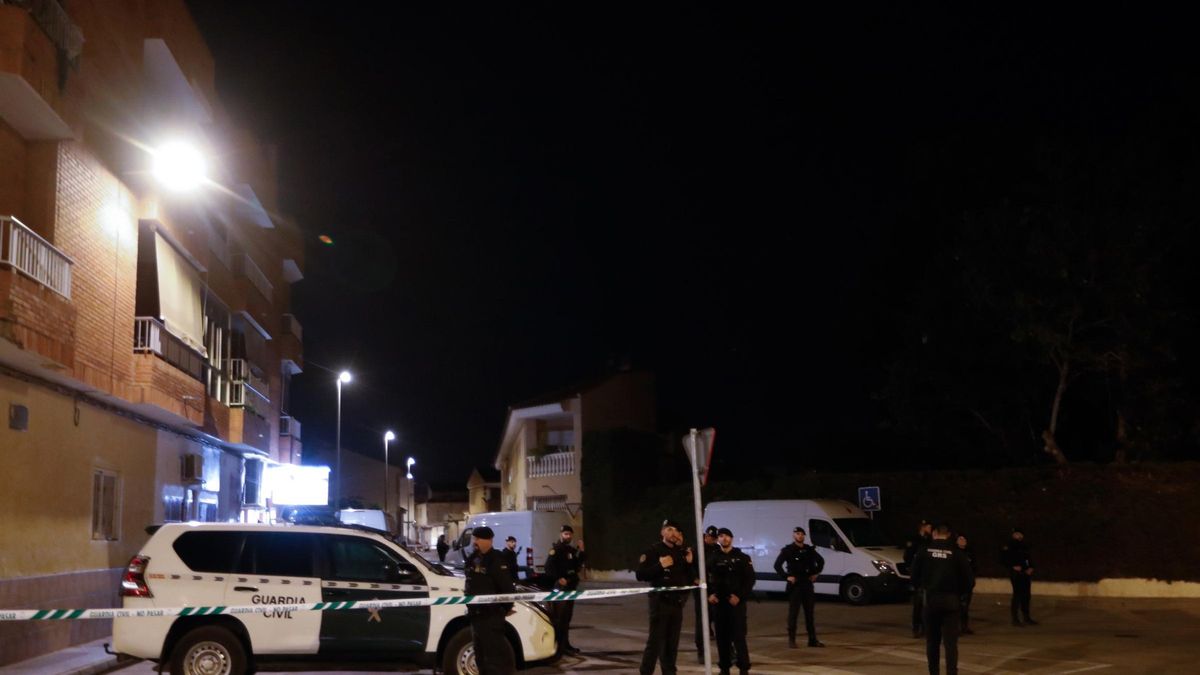Varios agentes de la Guardia Civil controlan los accesos durante una manifestación no autorizada en Torre Pacheco.