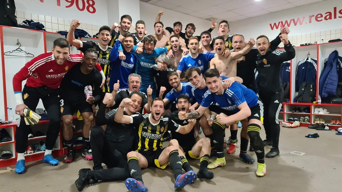 La plantilla y el cuerpo técnico posaron en el vestuario tras la victoria en Gijón.