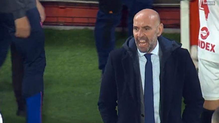 Monchi se vuelve loco protestando el gol anulado