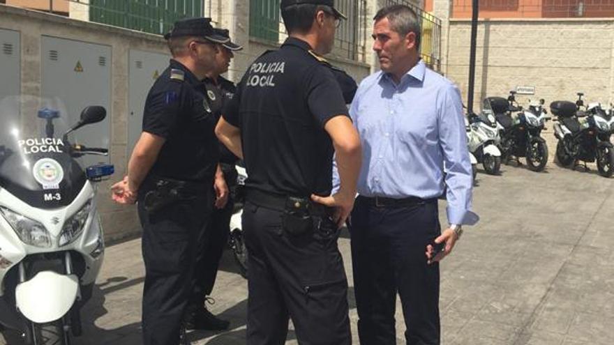 Juan Carlos Maldonado dialoga con agentes de la Policía Local.