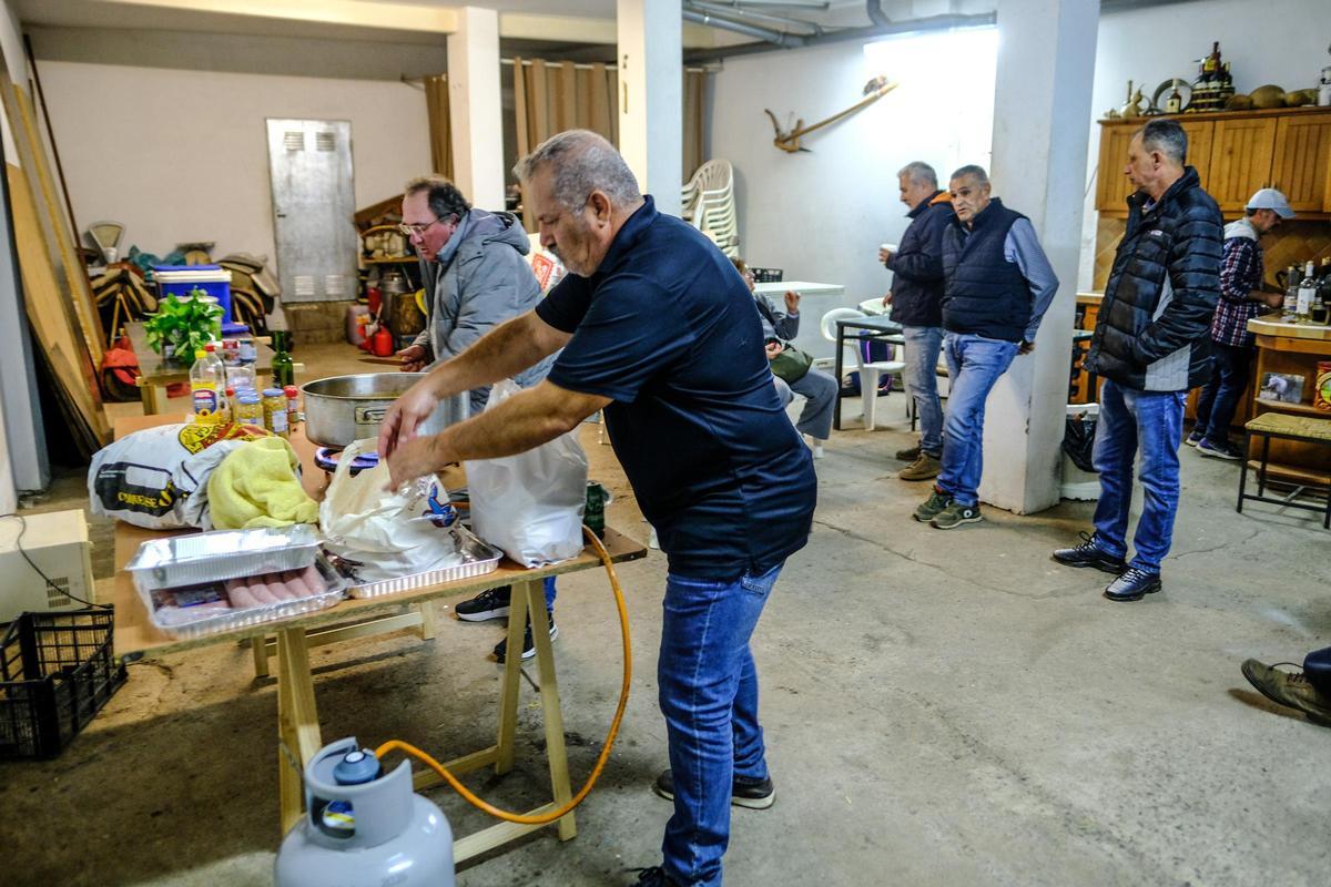 El garaje de Valsequillo en el que se prepararon kilos y kilos de comida