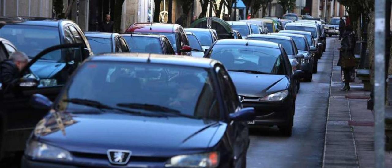 Turismos circulan en una de las calles del núcleo urbano de Lalín. // Bernabé/Gutier