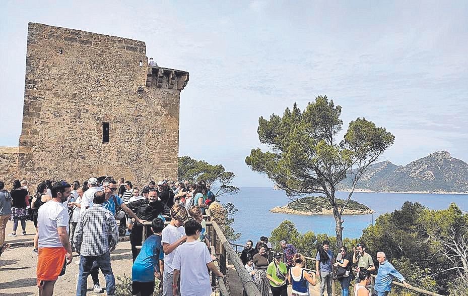 Otra perspectiva de la romería de Sant Elm.