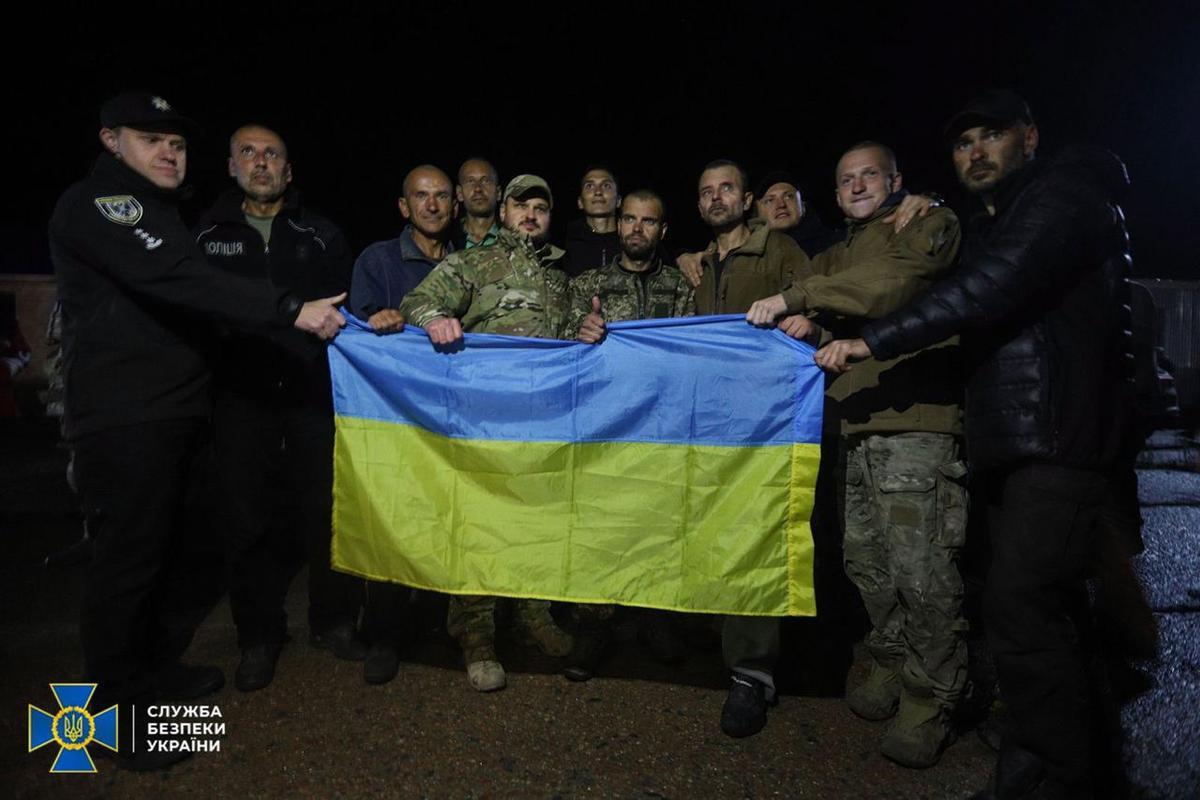 Chernihiv Region (Ukraine), 22/09/2022.- A handout photo made available by the Press Service of the Security Service of Ukraine (SBU) on 22 September 2022 shows a group of Ukrainian prisoners of war (POW) holding a Ukrainian flag after their exchange, in the Chernihiv region, Ukraine. Ukraine has returned 215 prisoners from Russian captivity, including Mariupol’s Azovstal steel plant fighters, who spent months defending the steel plant and surrendered in May during the Russian siege, according to Ukraine’s Presidential Administration. (Rusia, Ucrania) EFE/EPA/SECURITY SERVICE OF UKRAINE HANDOUT -- MANDATORY CREDIT: SECURITY SERVICE OF UKRAINE -- HANDOUT EDITORIAL USE ONLY/NO SALES