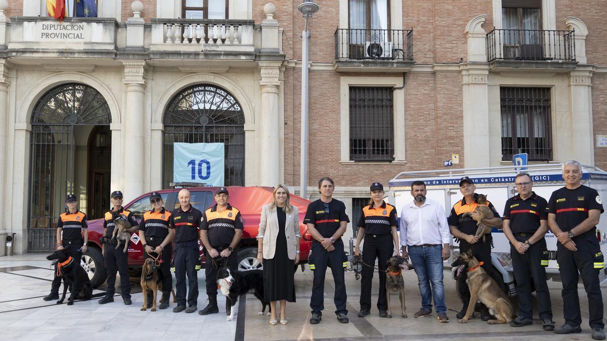 La presidenta de la Diputación, Marta Barrachina, y el diputado de Bomberos, David Vicente, junto a efectivos de la unidad canina de búsqueda y rescate.