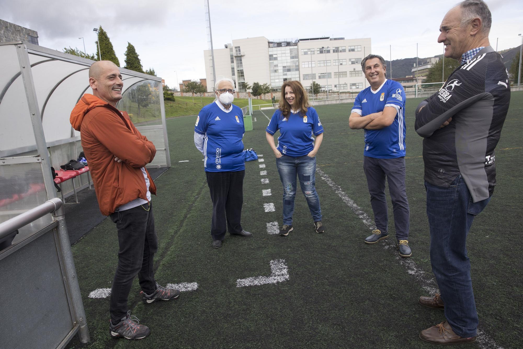 Los aficionados del Oviedo y del Sporting se visten de jugadores para el derbi