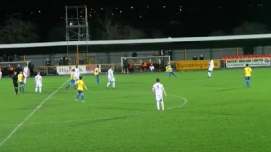 Sorprendente gol en propia puerta por el viento