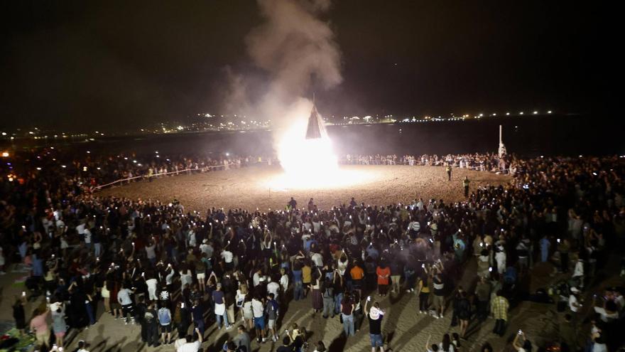 Fuegos artificiales, música, hoguera... San Juan ilumina el verano de Gijón desde las playas del oeste: “Hay que cuidar la tradición”