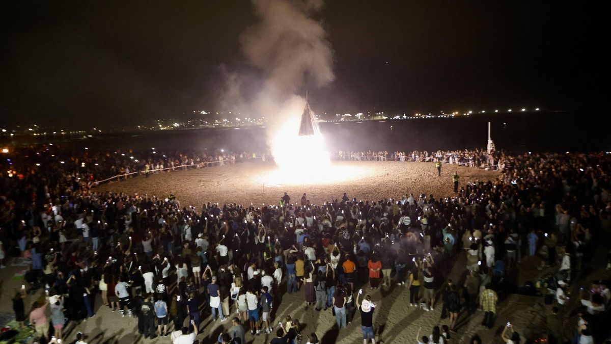 Fuegos artificiales, música, flores, hoguera... la celebración de San Juan en Gijón, en imágenes