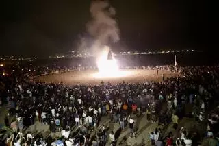 Fuegos artificiales, música, hoguera... San Juan ilumina el verano de Gijón desde las playas del oeste: “Hay que cuidar la tradición”
