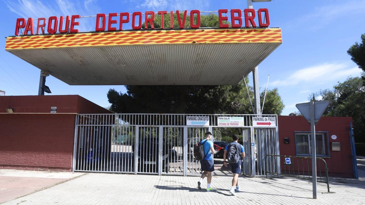 Entrada del Parque Deportivo Ebro, situado en la salida de Zaragoza por la AP-68, detrás de la urbanización de Torres de San Lamberto.
