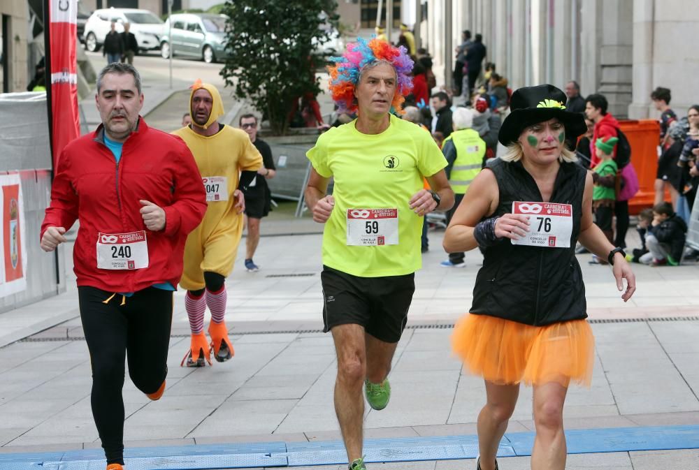 Los corredores Nuno Costa y Ester Navarrete vencen en la V Carrera Popular do Entroido, en la que medio millar de personas sudaron dentro de sus disfraces.