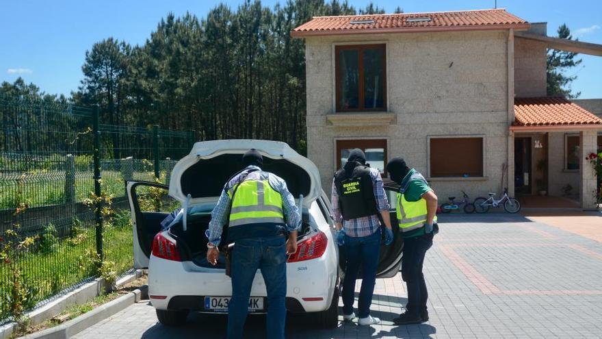 Agentes durante el registro de una vivienda en el lugar de Gondariño, en Sanxenxo