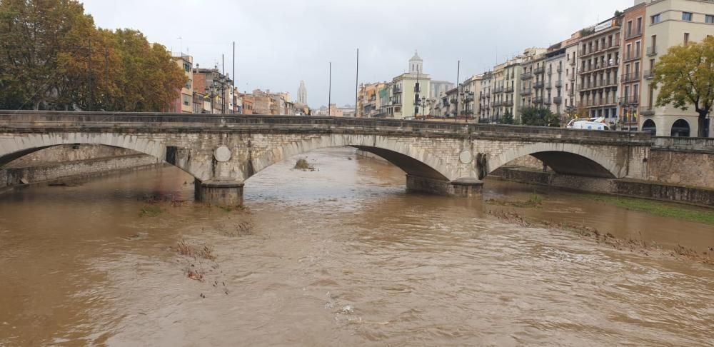 Les pluges intenses han fet pujar el cabal a l'Onyar, a Girona