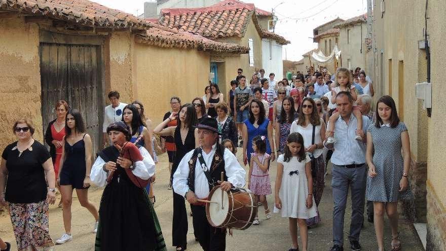 La procesión avanza por una de las calles del centro del pueblo.