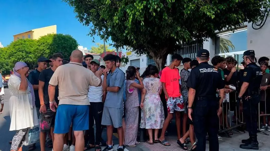 Decenas de migrantes se agolpan a las puertas de un Carrefour en Ceuta, donde la Policía Nacional les prohíbe la entrada
