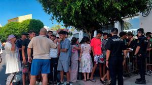 Decenas de migrantes se agolpan a las puertas de un Carrefour en Ceuta, donde la Policía Nacional les prohíbe la entrada