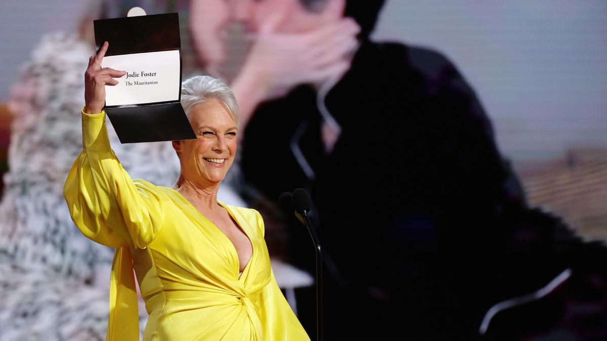 Jamie Lee Curtis anuncia el premio a Jodie Foster como mejor actriz de reparto por 'The Mauritanian'