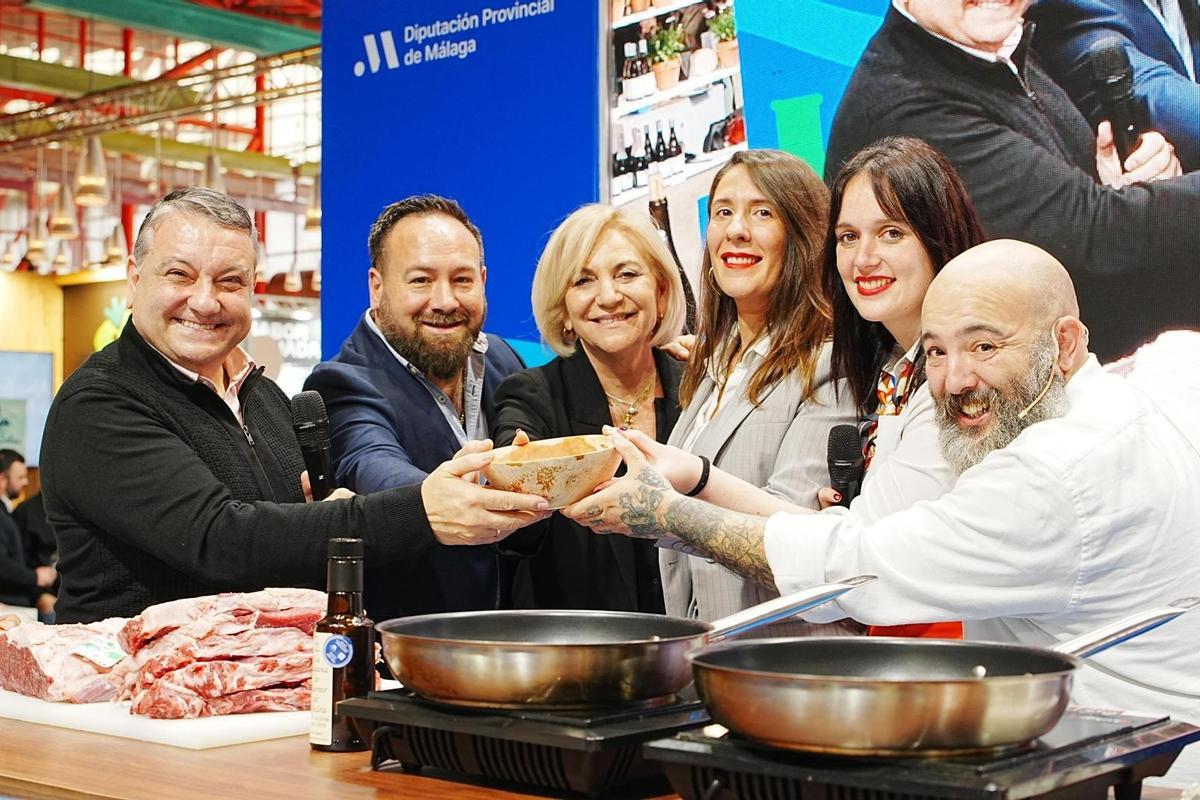 Por la derecha, el cocinero David Montes y las ediles Tania Rodríguez y Alba García, en la presentación del festival Brasas del Narcea en Málaga.