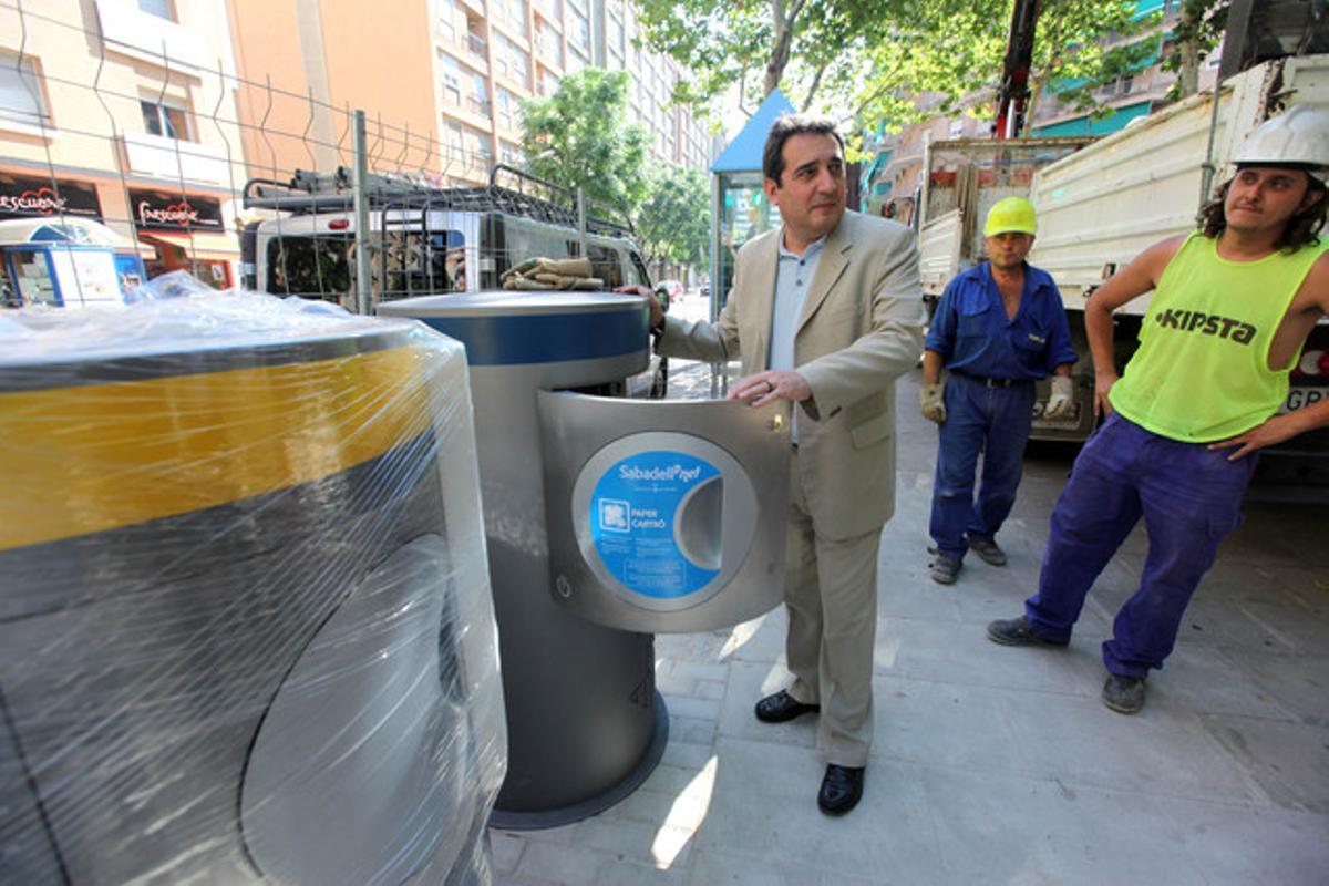 L’alcalde de Sabadell Manuel Bustos provant la bústia pneumàtica. L’alcalde de Sabadell Manuel Bustos provant la bústia pneumàtica.