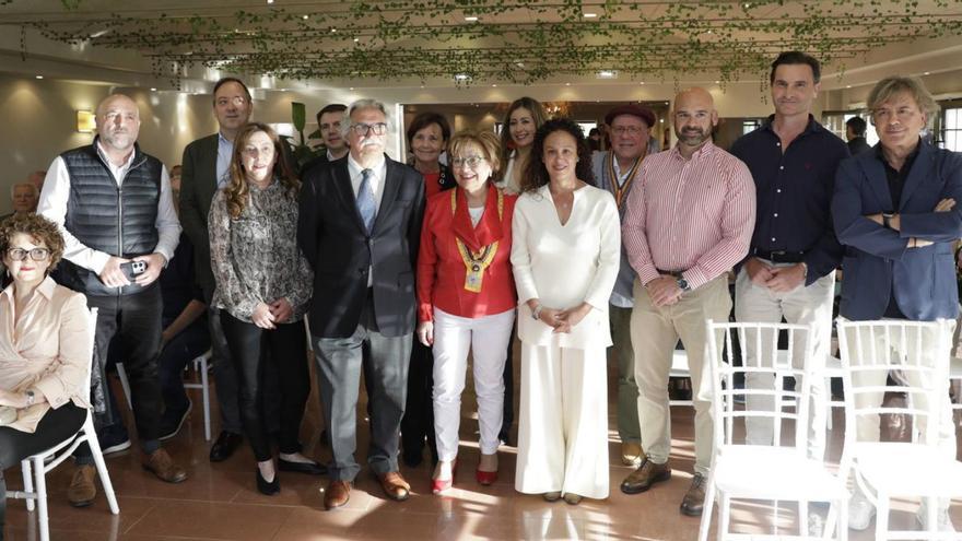 En primera línea, por la izquierda, Ana Isabel Fernández, Guzmán Pendás, Mari Fernández, Vicente Crespo, Amada Álvarez, Eva Madiedo, Jesús Martínez Salvador, Jorge González-Palacios y Ángel Lorenzo; en segunda fila, Alejandro Vega, José Luis Álvarez Almeida, Carmen Moriyón, InésPaz y Carlos Guardado, ayer, durante la entrega de los galardones culinarios en la Hacienda La Llorea. | JUAN PLAZA