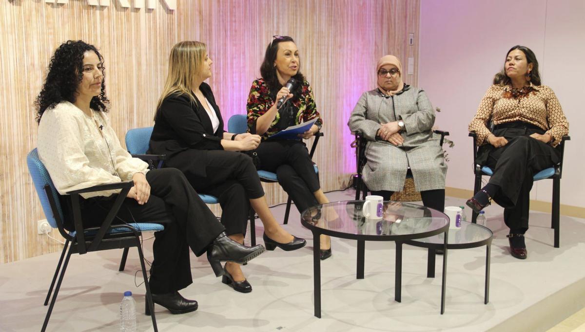 Las cuatro trabajadoras del SAF de Marín durante el coloquio con la alcaldesa (centro). | FDV