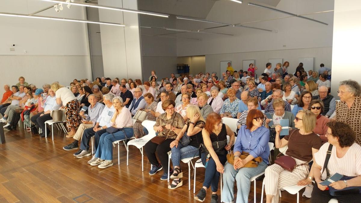 Los asistentes prestan atención a los consejos de los agentes.