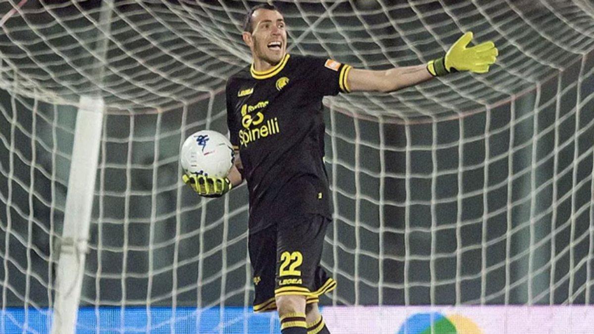 Luca Mazzoni, portero del Livorno, estará una temporada fuera de los terrenos de juego