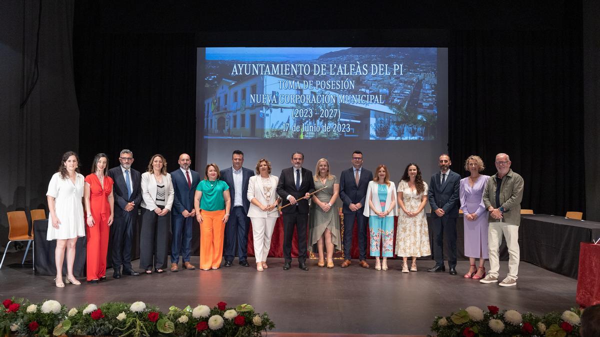 Los miembros del equipo de gobierno de l'Alfàs del Pi el día de la investidura del alcalde.