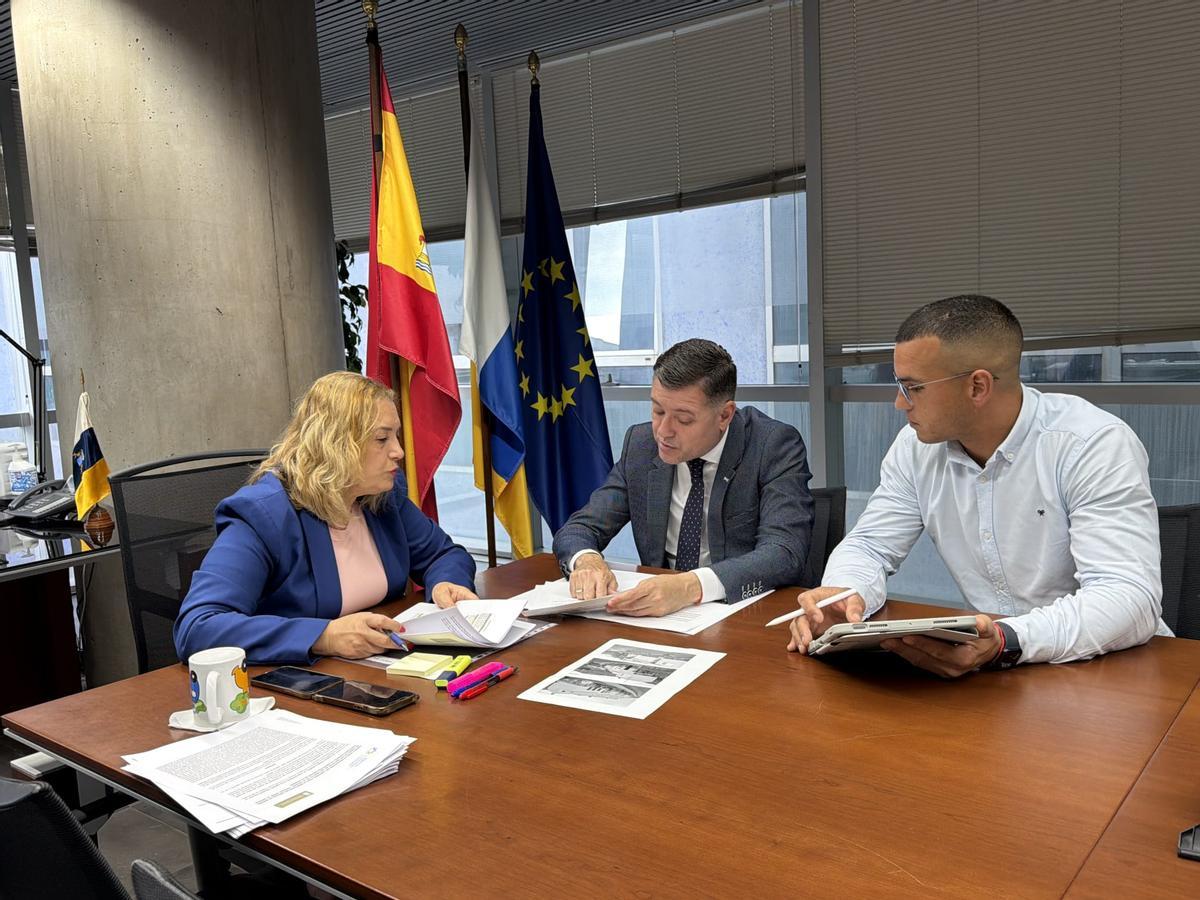 Teodoro Sosa, alcalde de Gáldar, junto con Eleazar Rodríguez, concejal de Vivienda, y Pino de León, directora del ICAVI.