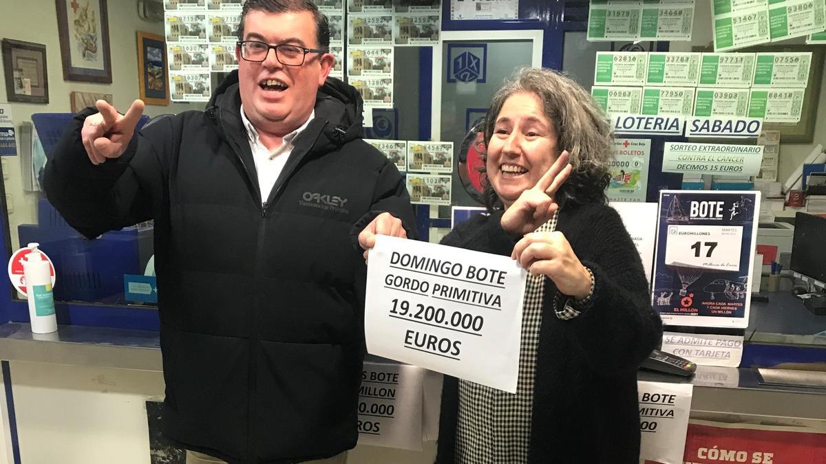 Amalia López junto a su marido, Juan Luis Cardeli, el día que repartieron los 19 millones