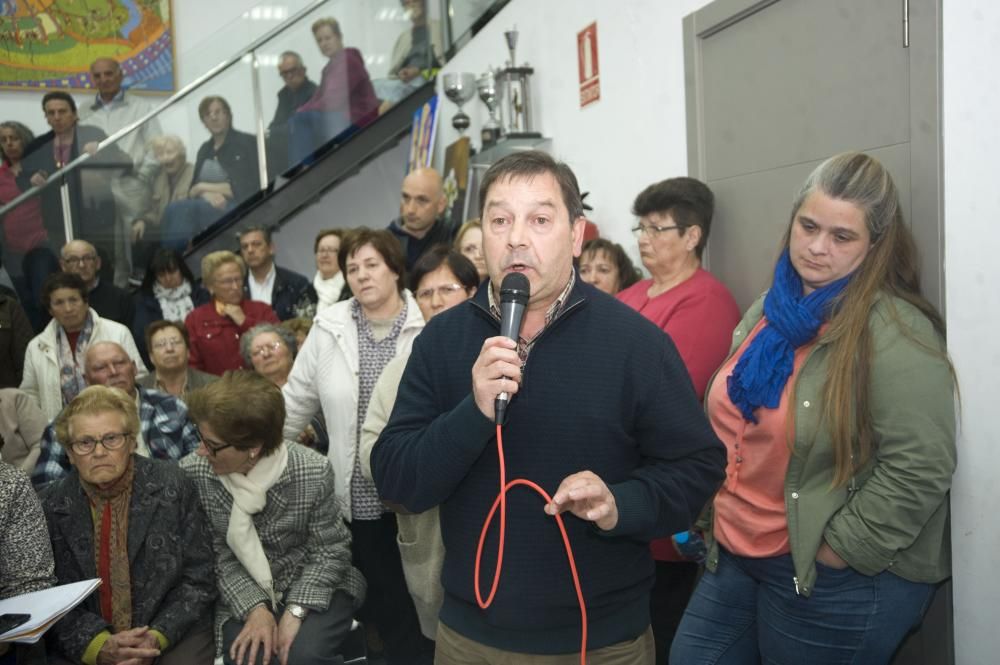 Tensa asamblea de vecinos en Eirís