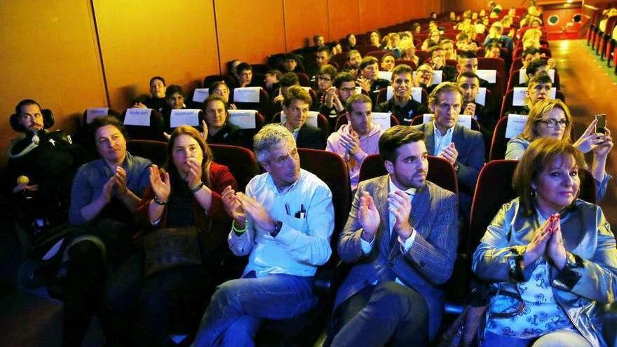 Los premiados, Marcos González (2º por la dcha., en la primera fila) y entrenadores y miembros de la Fundación Celta Integra, detrás, entre el público del acto en el Teatro Salesianos de Vigo. // Marta G. Brea