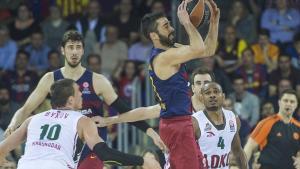 Juan Carlos Navarro trata de pasar el balón ante Draper, durante el cuarto partido de los cuartos de final de la Euroliga de baloncesto entre el FC Barcelona y el Lokomotiv.