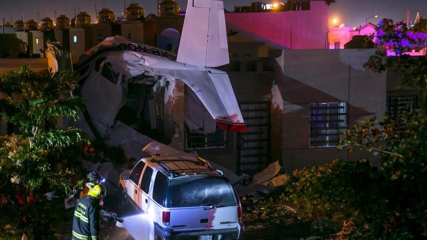 Al menos cuatro muertos al caer una avioneta sobre una casa en México
