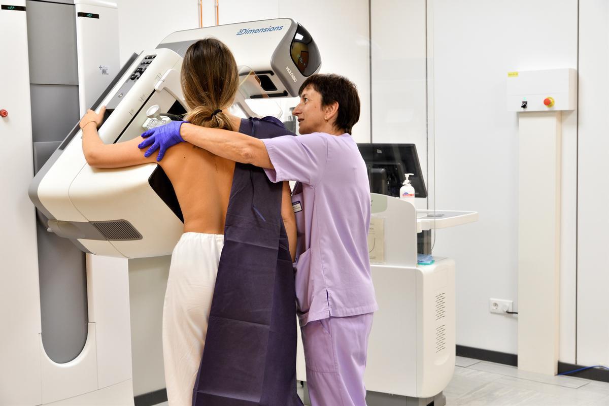 Una mujer se somete a una mamografía en el Hospital de Galdakao