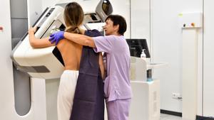 Una mujer se somete a una mamografía en el Hospital de Galdakao