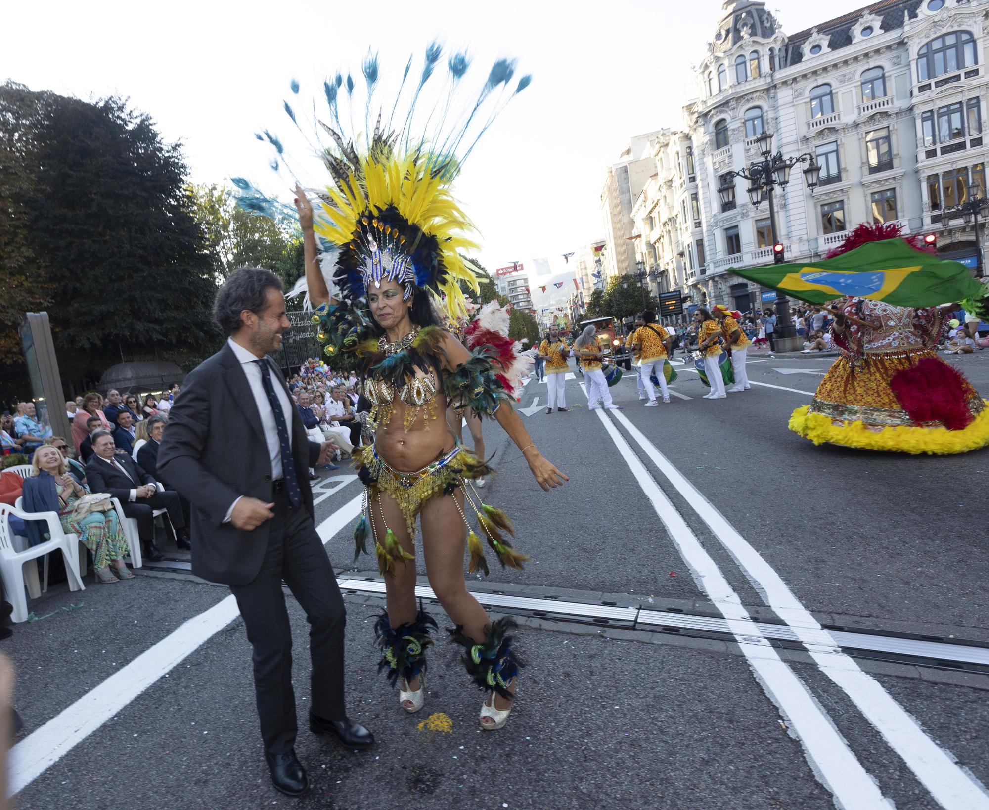 En Imágenes: El Desfile del Día de América llena las calles de Oviedo en una tarde veraniega