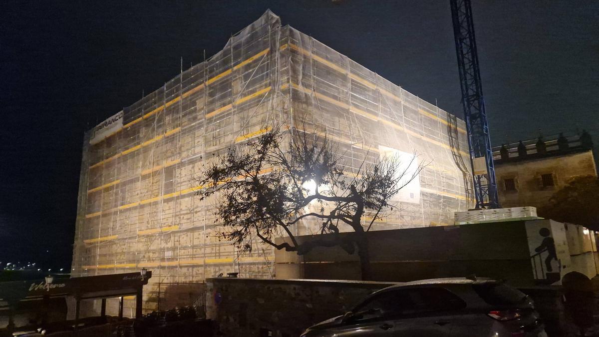 Andamios que cubren el Museo de Cáceres.