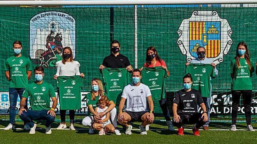 Foto de grupo con las nuevas camisetas del Sant Jordi.