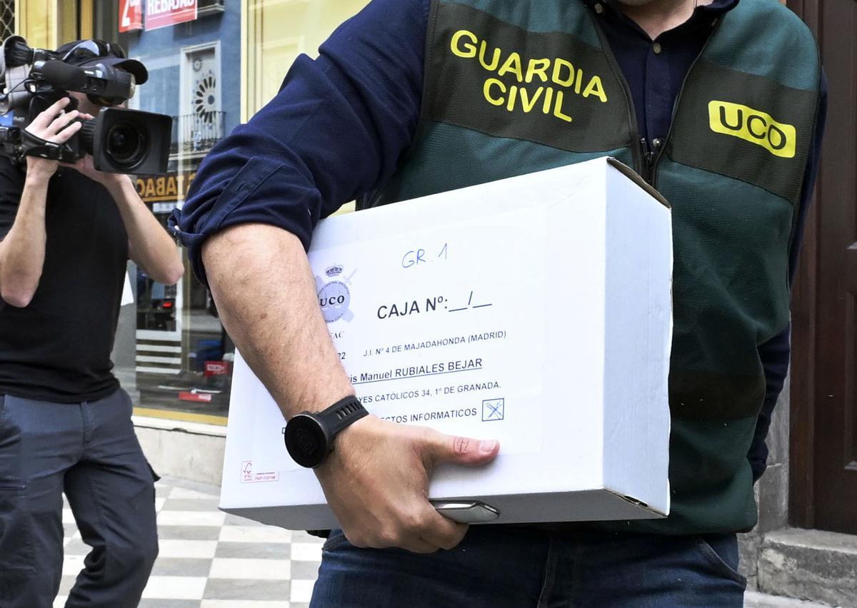 Agentes de la UCO de la Guardia Civil, este miércoles en la vivienda del expresidente de la RFEF Luis Rubiales. Agentes de la UCO de la Guardia Civil, este miércoles en la vivienda del expresidente de la RFEF Luis Rubiales.