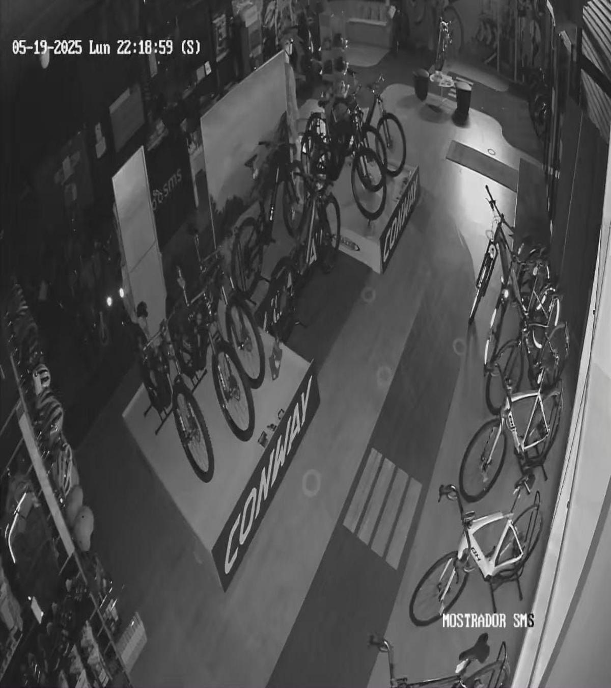 Imagen de las cámaras de seguridad del interior de la tienda asaltada.