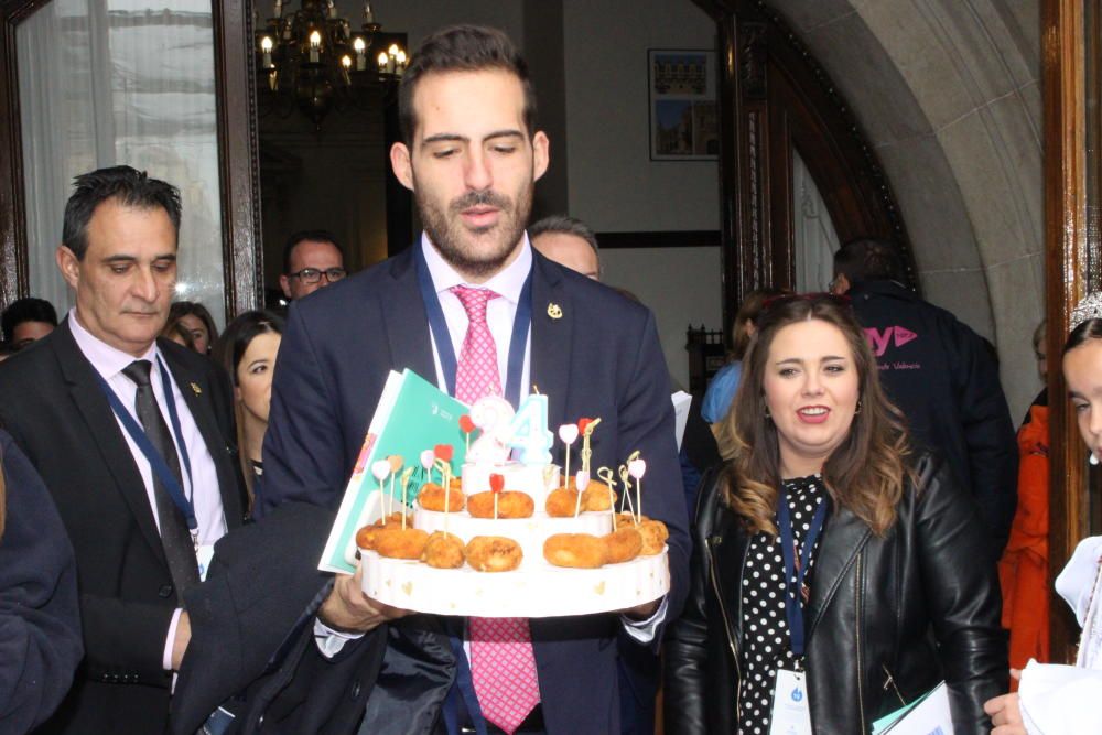 Y cuando ya acabó el protocolo, el delegado de relaciones públicas entró con una tarta de croquetas.